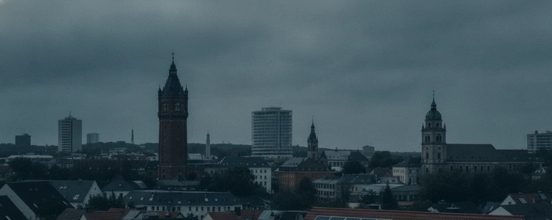 Weite Dachlandschaft mit Photovoltaik vor der Skyline von Chemnitz