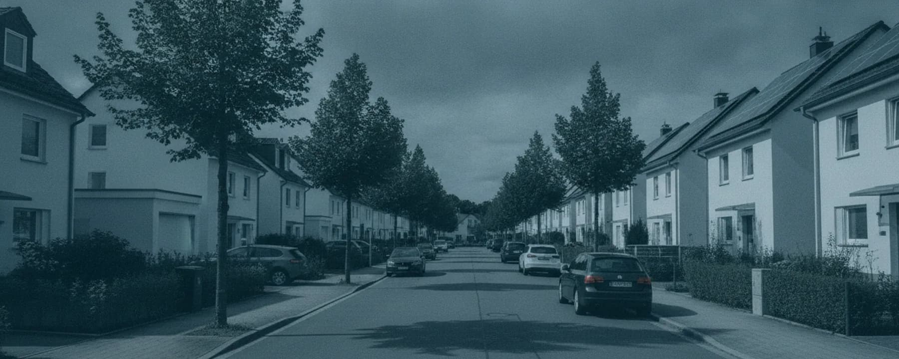 Wohnstrasse mit energetisch sanierten Häusern